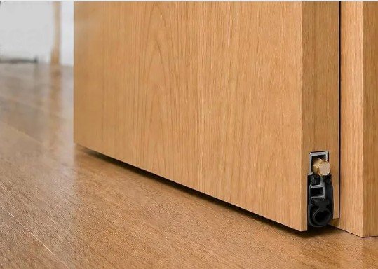 Automatic drop-down seal concealed in a wooden door