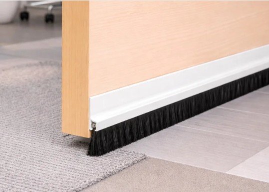 Brush seal fitted to the bottom of a wooden door